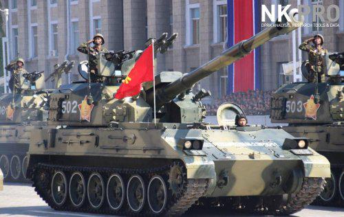 朝鲜建国70周年阅兵式上的M2018，可以看到和年初阅兵的M1992改一样，在炮塔上加装了双联装榴弹发射器和双联装火绳防空导弹。