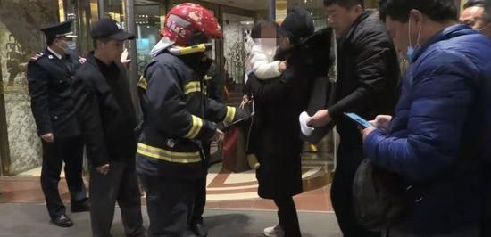 北京一女童右腿被卡旋转门，消防员2分钟成功解