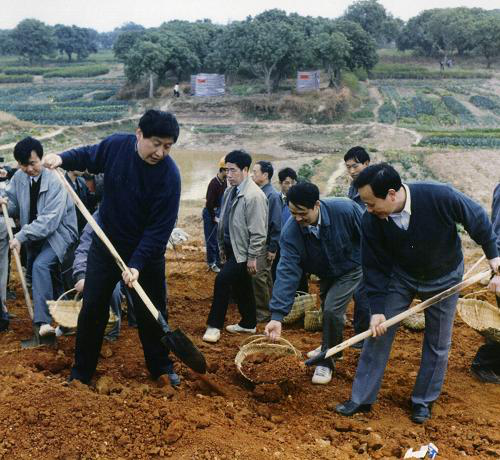 △1995年，时任福建省委副书记、福州市委书记的习近平在闽侯参加闽江下游防洪堤加固工程的劳动。