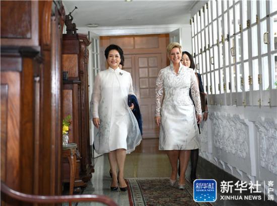 &uarr;当地时间12月3日，国家主席习近平夫人、世界卫生组织结核病和艾滋病防治亲善大使、联合国教科文组织促进女童和妇女教育特使彭丽媛应邀在巴拿马总统府会见巴拿马总统夫人、联合国艾滋病规划署拉美区特别亲善大使、巴拿马全国幼儿综合护理理事会主席卡斯蒂略，并共同出席艾滋病防治公共宣传活动。新华社记者燕雁摄