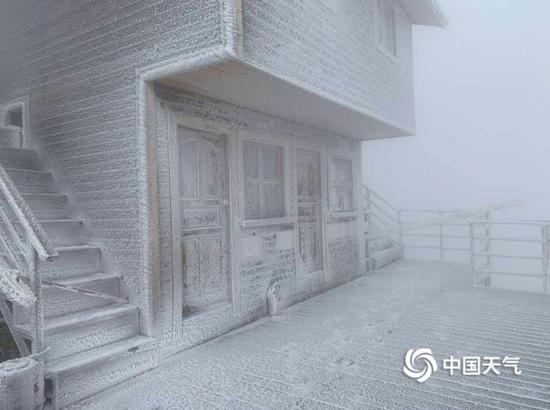 连山出现下半年最显著的雪，金子山景区白茫茫地落了一地。（图/金子山工作人员 黄丽英）