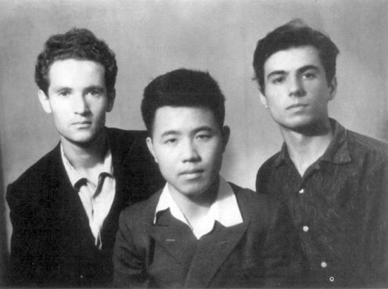 图为1961年，傅志寰在莫斯科与苏联同学在一起。 图片来自《我的情结》一书