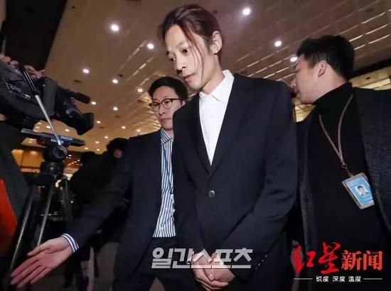 涉嫌偷拍并传播性爱视频的歌手郑俊英（30岁）于3月14日前往警局接受调查（图据韩国《中央日报》）