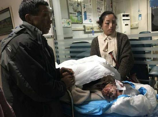 一家三口楼道捡到不明物品拆解时爆炸 物主被拘留