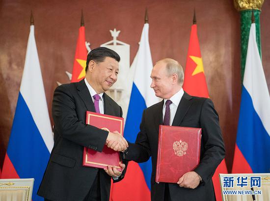 6月5日,国家主席习近平在莫斯科克里姆林宫同俄罗斯总统普京会谈。会谈后,两国元首共同签署《中华人民共和国和俄罗斯联邦关于发展新时代全面战略协作伙伴关系的联合声明》、《中华人民共和国和俄罗斯联邦关于加强当代全球战略稳定的联合声明》,并见证多项双边合作文件的签署。 新华社记者 李学仁 摄