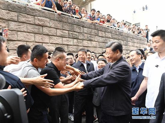 2017年5月3日，中共中央总书记、国家主席、中央军委主席习近平来到中国政法大学考察。这是习近平同校园道路两旁的师生热情握手。新华社记者 李学仁摄