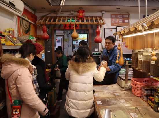 老粮行成网红打卡地 师傅现打麻酱“滴水不漏”