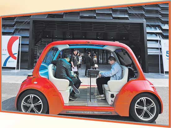2019年10月21日，在浙江乌镇举行的互联网之光博览会会场外拍摄的5G 无人驾驶体验车。新华社记者尹栋逊摄