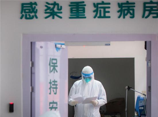 医护人员在武汉协和医院感染性疾病科病房忙碌(1月28日摄).