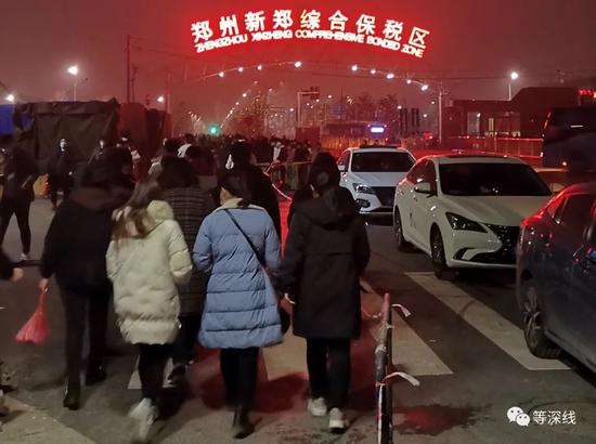 　　2月29日19时，郑州港区富士康的员工开始上夜班，该厂区位于郑州新郑综合保税区内。  《等深线》记者 蒋政 摄影