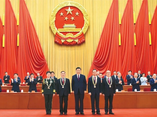 2020年9月8日，全国抗击新冠肺炎疫情表彰大会在北京人民大会堂隆重举行。中共中央总书记、国家主席、中央军委主席习近平向“共和国勋章”获得者钟南山（前排右二），“人民英雄”国家荣誉称号获得者张伯礼（前排左二）、张定宇（前排右一）、陈薇（前排左一）颁授勋章奖章。新华社记者 谢环驰/摄