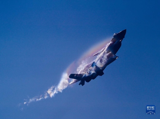  11月13日，第十四届中国航展闭幕当天，空军歼-20战机进行飞行展示。新华社发（栾铖 摄）