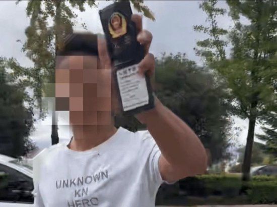 男子驾车别停他人后“亮警察证”,涉嫌非法持有、使用警用标志被行拘