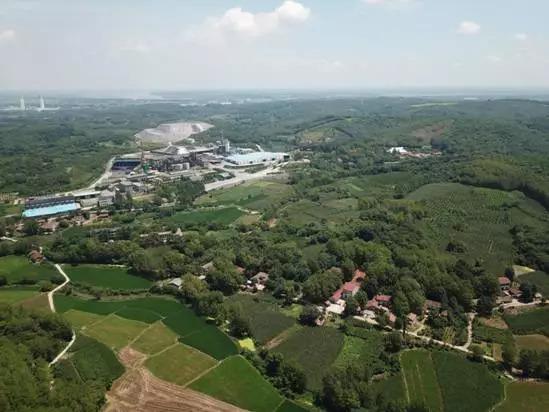 湖北钟祥磷矿镇刘冲村内的大生化工厂