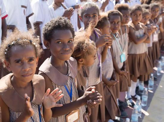 2018年11月13日，巴布亚新几内亚首都莫尔兹比港。孩子们对即将投入使用的中国-巴新友谊学校·布图卡学园充满期待。（新华社记者黄敬文摄）