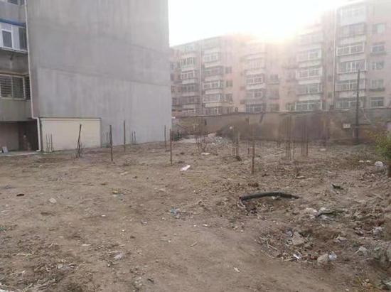▲“龍庭家園”5號樓地基上鋼筋已生銹。圖片來自澎湃新聞