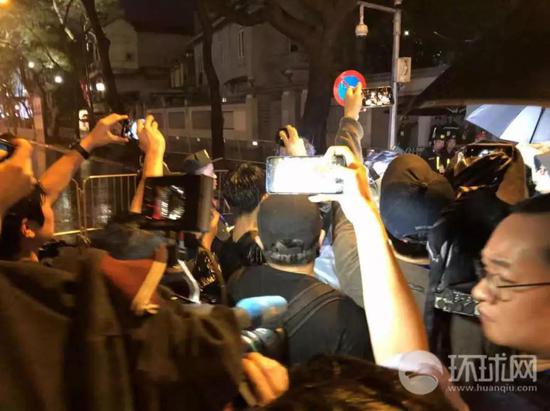 酒店封锁区内出现两名韩国媒体的记者，引发记者们的围堵。