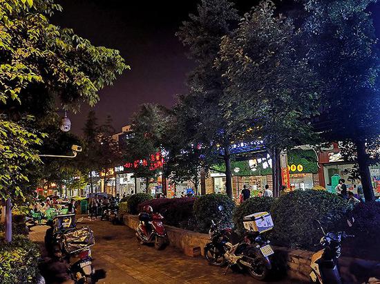 重庆红灯区:吴谢宇的男模人生:长相中上 每晚都有客人点 吴谢宇所在的夜总会周围,夜场工作的人下班后常聚在这些饭馆吃夜宵,摄影:何香奕