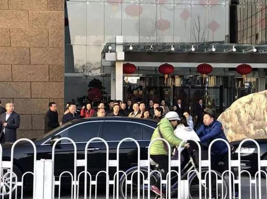 痛斥害人精的刘士余主动投案 背后故事扑朔迷离 图为刘士余卸任证会大大当日神色轻松 贾谨嫣|摄影