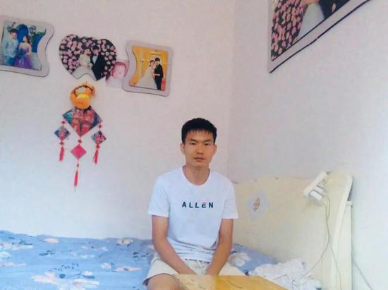饶小虎在家中接受新京报采访，三年前，他身陷泰国一起毒品走私案。新京报记者肖薇薇 摄
