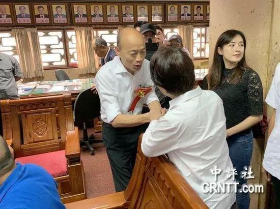 韩国瑜21日跨半个台湾 台中拜庙屏东看产业 台中市长卢秀燕到场与韩国瑜握手致意。
