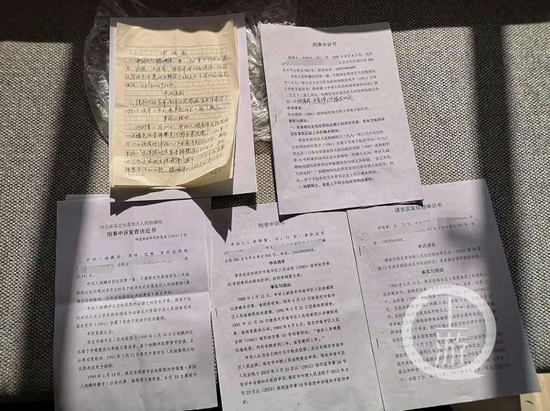 ▲杨鹏祥30年准备的申诉材料。摄影/上游新闻记者 李洪鹏