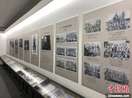 图为此次展出的展板和史料。（史轶夫摄）