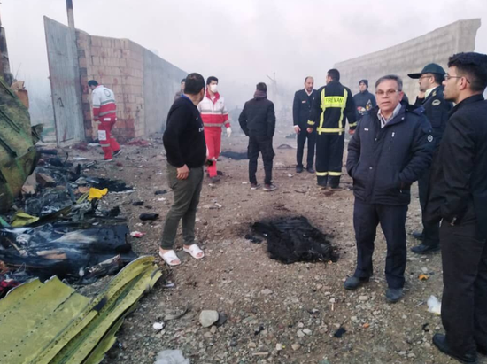 乌克兰客机在伊朗坠毁:现场浓烟滚滚 残骸遍地