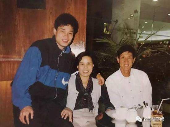 范九林(右)和儿子范志毅,妻子黄炜