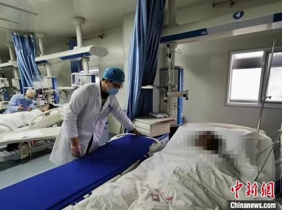 图为杜富民在查看患者情况。　湄潭县融媒体中心供图 