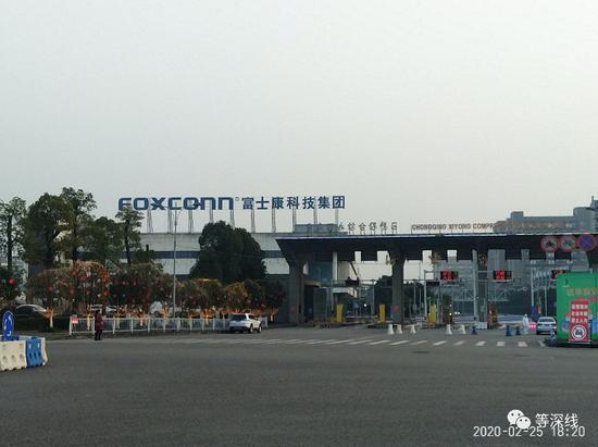 　　富士康在渝工厂位于重庆西永综合保税区内，下班时间，门口进出人员稀少。  《等深线》记者 程维 摄影