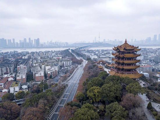 武汉黄鹤楼和长江大桥（无人机照片）。新华社记者 熊琦 摄