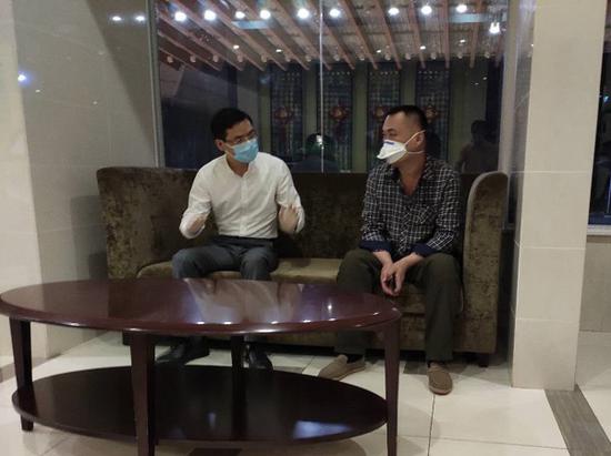 中国驻塞拉利昂大使胡张良深夜看望张静静家属