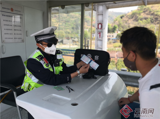 交警为复工民众服务 云南省公安厅供图