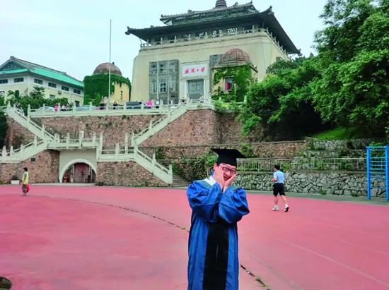  · 2011年，李文亮硕士毕业了。