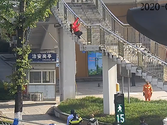 少女 红衣少女欲跳桥轻生 一群人冲了上去!