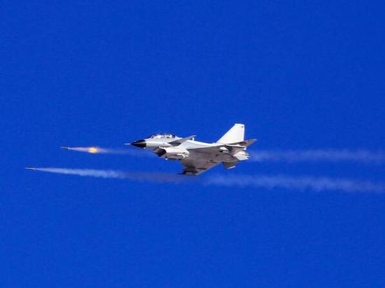 1月4日，中部战区空军航空兵某旅组织实弹打靶训练。这是战机在发射火箭弹。 新华社发（靳慧东 摄）