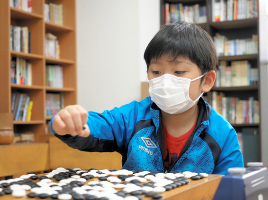 正在下棋的藤田怜央（大阪儿童围棋道场提供）