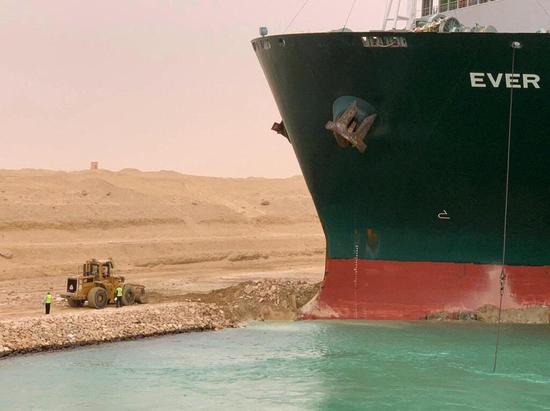 ▲苏伊士运河管理局调来挖掘机等设备在岸上开挖河岸。图据《纽约时报》