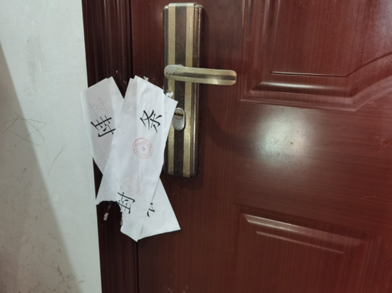 一年前的案发现场贴了封条.新京报记者 苑苏文 摄