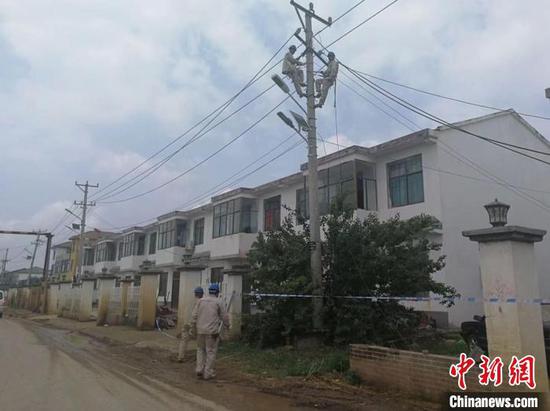 15日凌晨，徐州市铜山区房村镇、伊庄镇遭大雨、强风袭击，部分房屋受损。　朱志庚 摄