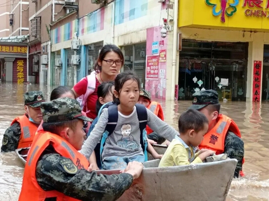 8月12日，湖北省随州市何店镇，武警官兵转移被困民众。