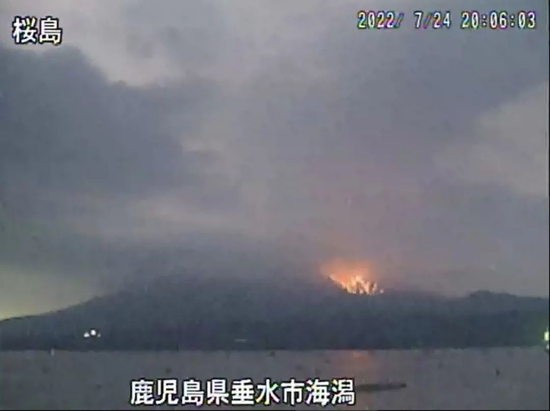 当地时间2022年7月24日,日本气象厅监控摄像机图像记录樱岛火山喷发的场景。图/IC photo