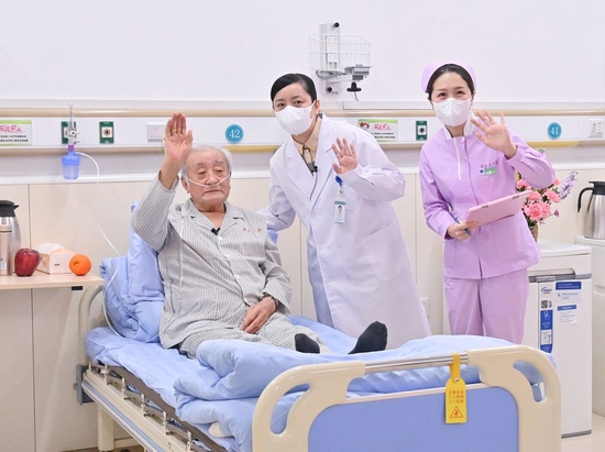 1月18日，黑龙江省哈尔滨医科大学附属第一医院一名住院的老年患者同习近平总书记视频连线。新华社记者 岳月伟 摄