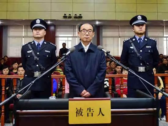 栗智(中)受审