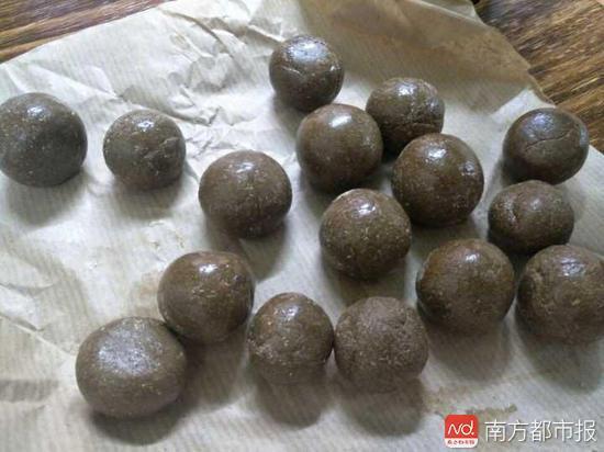 浙江大学哲学系学生参照唐代医药学家孙思邈所著《备急千金要方》,用四味中药材做成的 “ 孔圣枕中丹 ”。网络图