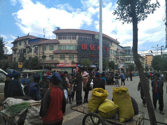 17岁少年放学途中与行凶者迎面撞上 被砍脖子身亡 3月28日晚上,且沙拉子在这个十字路口打电话报警。