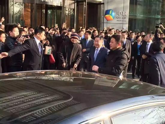 华润老总:央企传来重磅人事调整 他身兼两个千亿央企董事长 宁高宁离任中粮时的场景