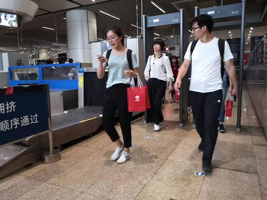 站台网 北京:北京南站出站换地铁不再安检 卡到站台仅1分钟 昨日,北京南站地铁4号线安检口,包裹安检设备已停用,乘客正顺序通过金属探测门。新京报记者 裴剑飞 摄