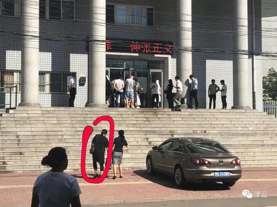 唐山赵勇:唐山教科书式老赖:我已经臭名远扬 没什么可怕了 黄淑芬来到法院(图中红圈者)